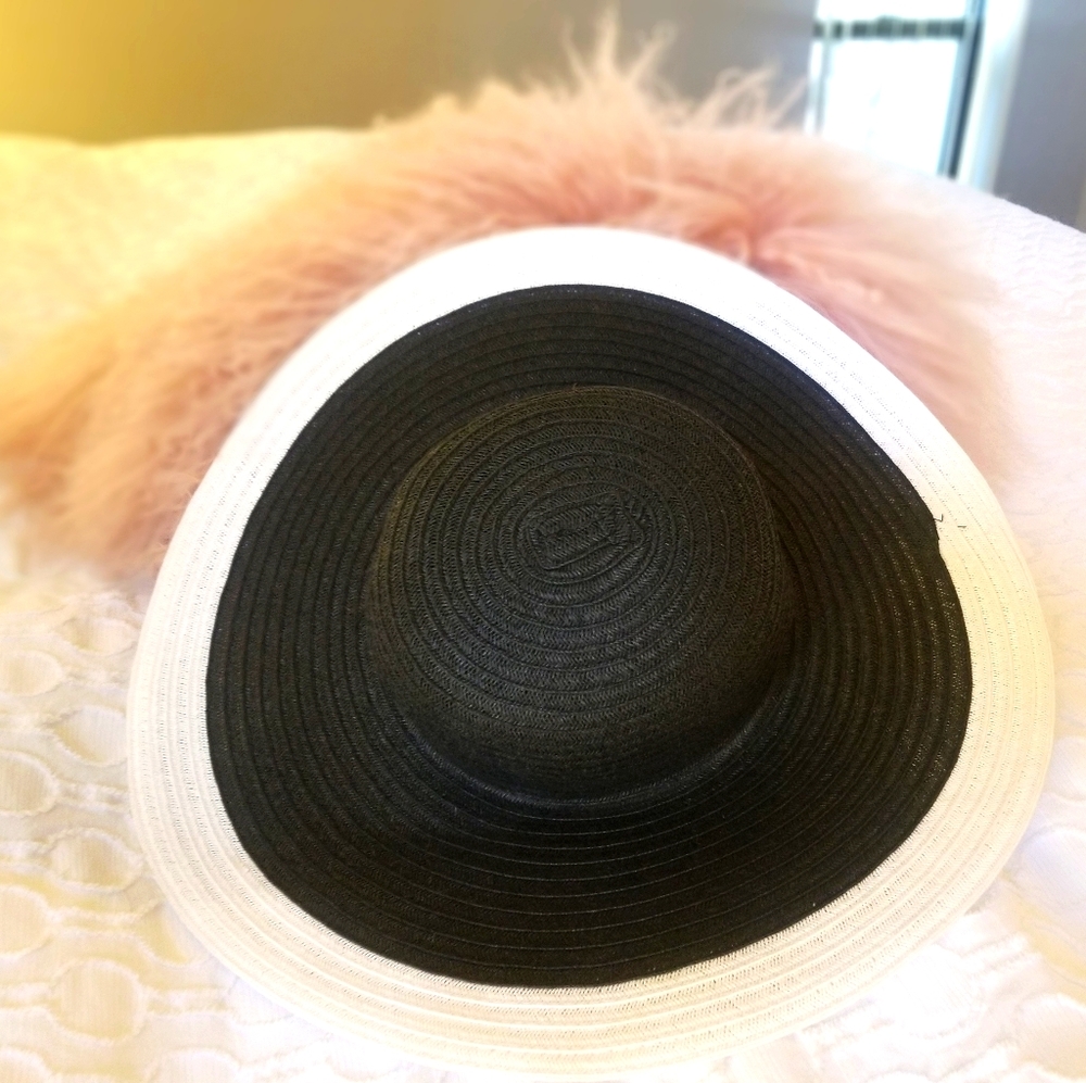 Super cute floppy beach hat!